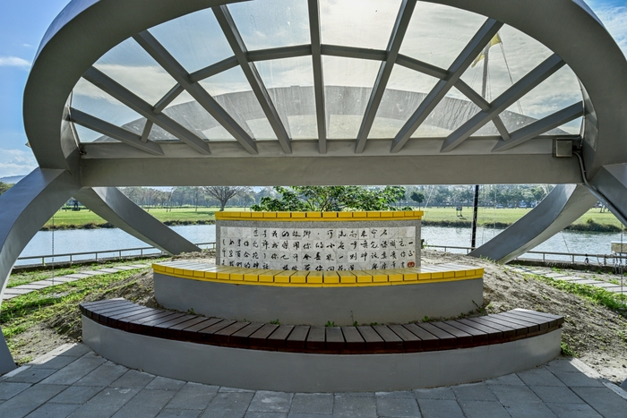 忠興亭_廖慶華院長書寫的楊牧詩作《帶你回花蓮》的片段/賴銀富攝於2026年1月(另開新視窗/jpg檔)圖片