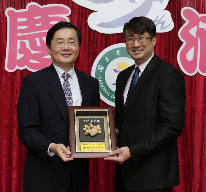 趙涵㨗校長(左)與欒錦榮教授(右)(另開新視窗/jpg檔)圖片