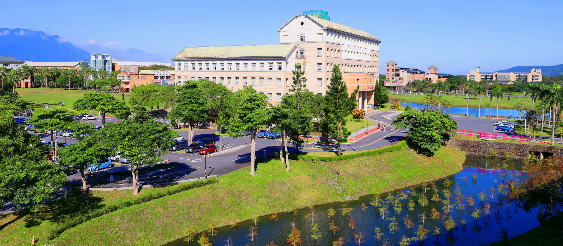 由左至右：理工一館、行政大樓、原住民民族學院、環境學院與芳澤 (藝術學院4樓視角)